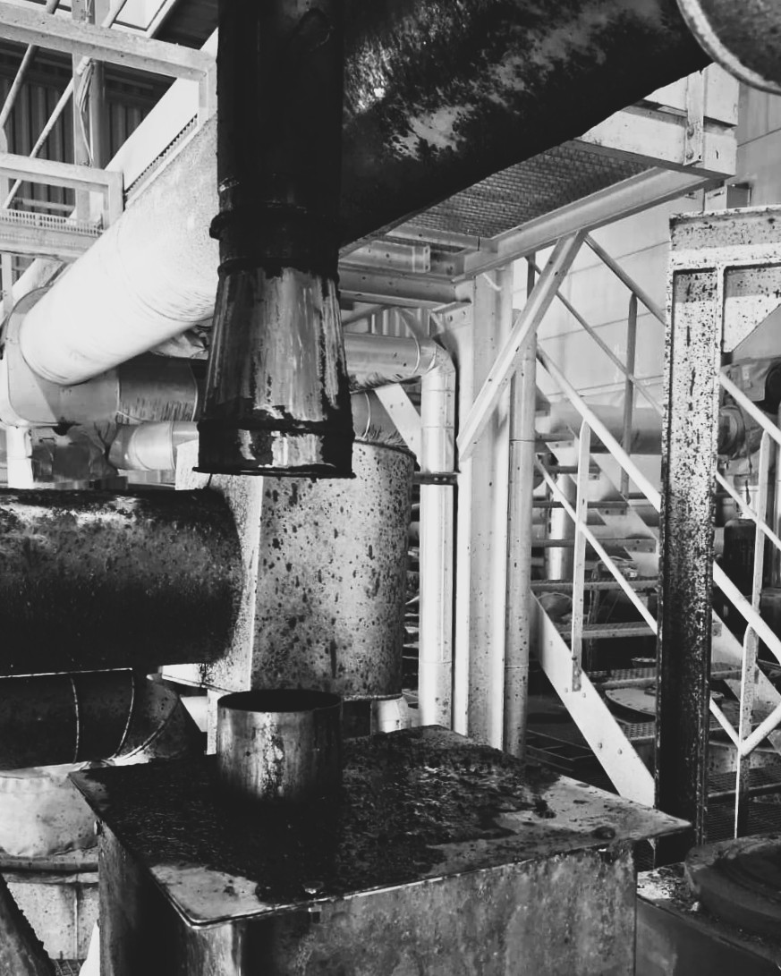 Réseau industriel très encrassé avec dépôts noirs avant réparation des réseaux